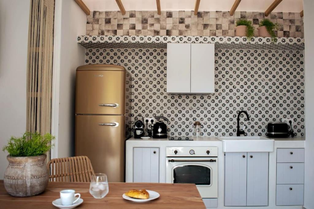 Aurora Apartment Pera Gyalos Екстериор снимка